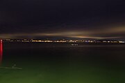 English: Lakeside promenade of Friedrichshafen by night. View to the other lakeside. Deutsch: Die Uferpromenade von Friedrichshafen in der Nacht. Blick auf die andere Seeseite.