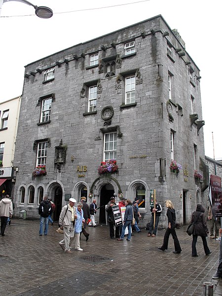 File:Galway - Shop Street - Lynch's Castle - panoramio.jpg