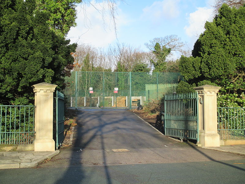 File:Gate piers, gates and railings, Birkenhead Park.jpg