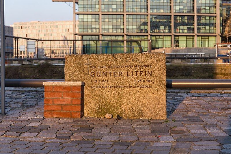 File:Gedenkstein Günter Litfin, Berlin-Mitte, 170402, ako.jpg