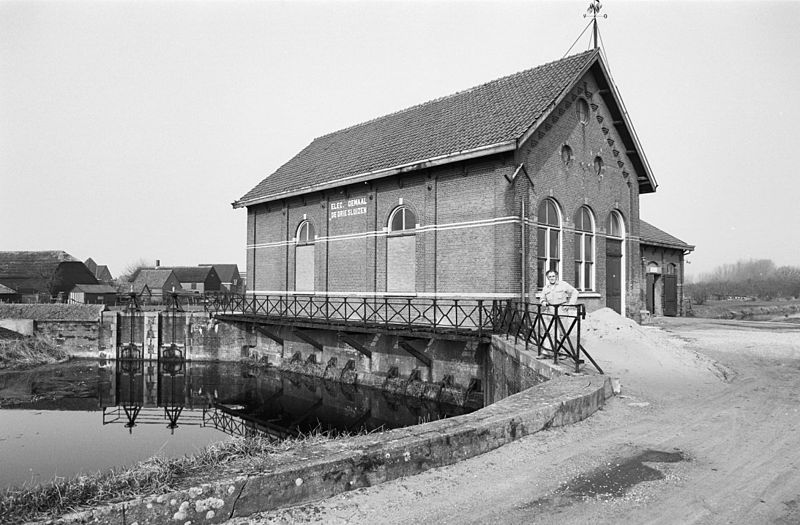 File:Gemaal "De Drie Sluizen", overzicht - Nieuwendijk - 20164285 - RCE.jpg