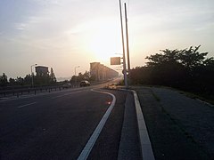 日没時の錦江河口堰の写真。