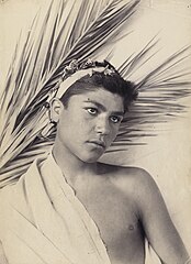 Gloeden, Wilhelm von (1856-1931) - n. 0191, cm 18x24 - Galerie Bassenge.jpg