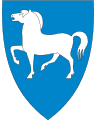 4650 Gloppen På blå grunn ein gåande sølv hest [152] Fjordhesten er kommunesymbol.