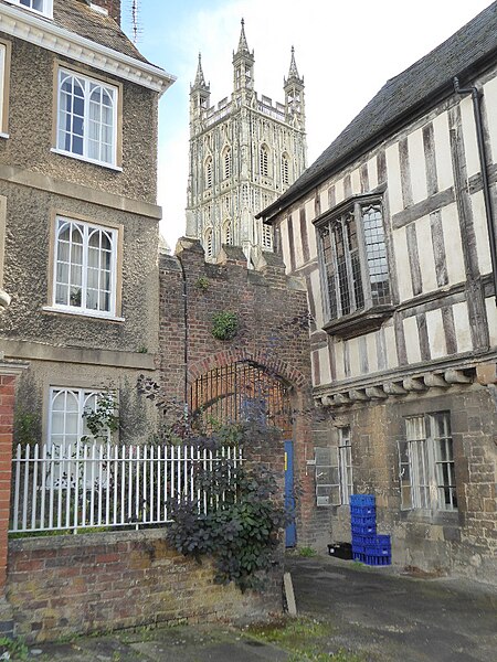 File:Gloucester Cathedral - geograph.org.uk - 5538210.jpg