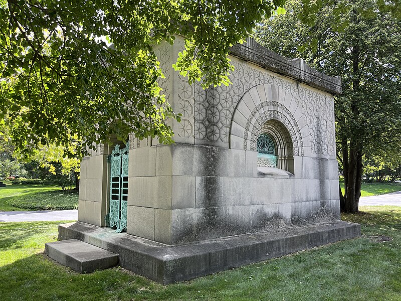 File:Graceland Cemetery, Chicago (2023) - 13.jpg