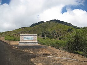 Vue d'une entrée du parc national d'Ascension, Green Mountain culminant en arrière-plan.