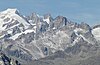 Im Hintergrund von links Grosses Wannen-, Schönbühl- und Fiescher Gabelhorn. Rechts unter und vor dem Fiescher Gabelhorn das Wasenhorn mit dem links davon durch eine tiefe Scharte abgetrennten Oberen Südgrat Pt. 3323. Wiederum links und oberhalb des Hangendgletschers die Dri Mannli. Rechts vom Wasenhorn der nur als kleiner Felsen sichtbare Nordostgipfel Pt. 3301. Davor die Gälmjinihörner: rechts der Pt. 3236, links der Pt. 3174 und daran anschliessend der lange SSO-Grat. Fotografiert vom Nufenenpass.