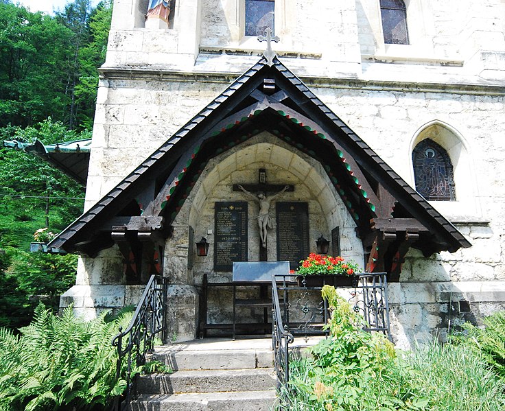 File:GuentherZ 2010-07-17 0084 Semmering Pfarrkirche zur Heiligen Familie Kriegerdenkmal.jpg