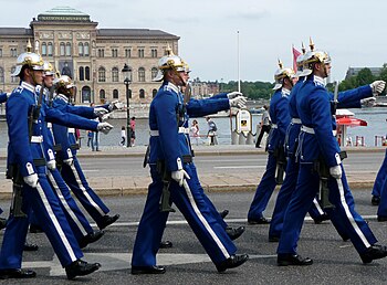 Högvakt till fots ur Livgardet i sommaruniform på Skeppsbron (vänster) och vid Slottsbacken i vinteruniform, 2012.