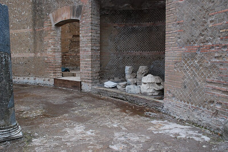 File:Hadrian's villa near Tivoli 54.JPG