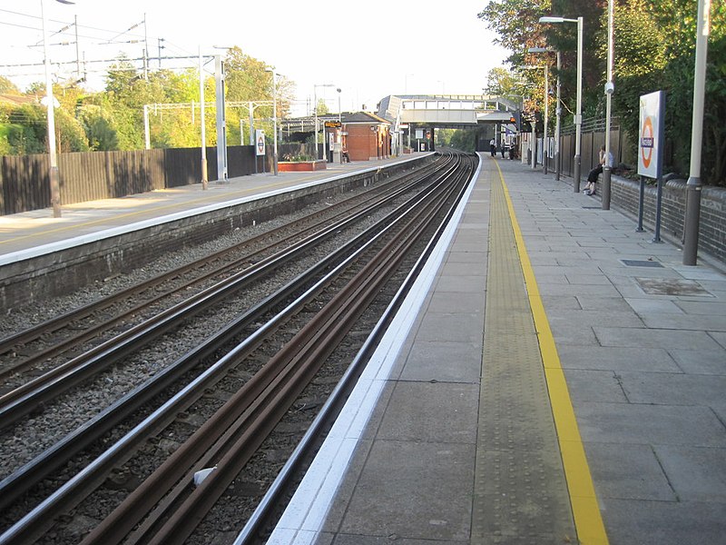 File:Hatch End railway station, Greater London - geograph.org.uk - 3379146.jpg