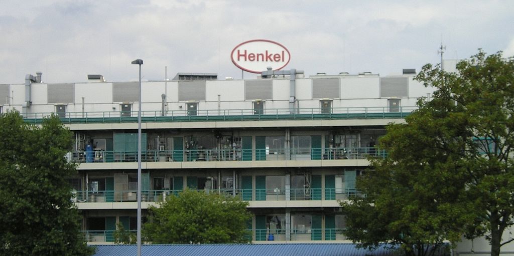 Die Henkel AG & Co. KGaA  1024px-Henkel_D%C3%BCsseldorf_HolthausenP8190172