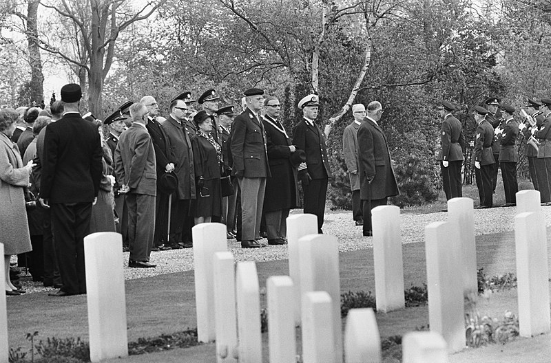 File:Herdenking op Nieuwe Oosterbegraafplaats, onder andere mevrouw Wijsmuller en Bur, Bestanddeelnr 919-1091.jpg