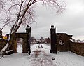 Blick durch das Hoftor auf den Knohllweg, die Zuwegung durch den denkmalgeschützten Weingarten