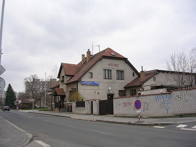 File:Holoubkovská, hostinec U Čouků.jpg