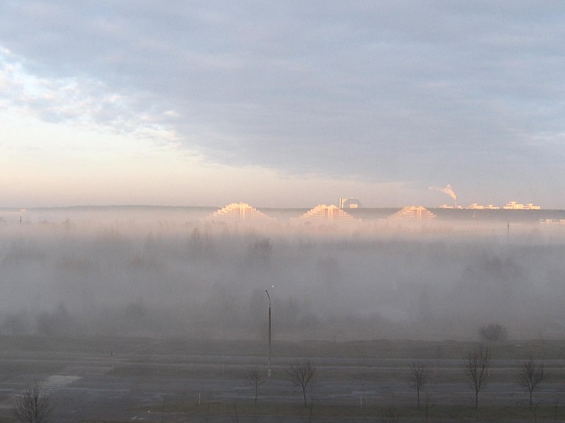 File:Hostels in a fog - panoramio.jpg