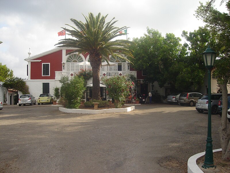 File:Hotel Del Almirante Es Castell.JPG