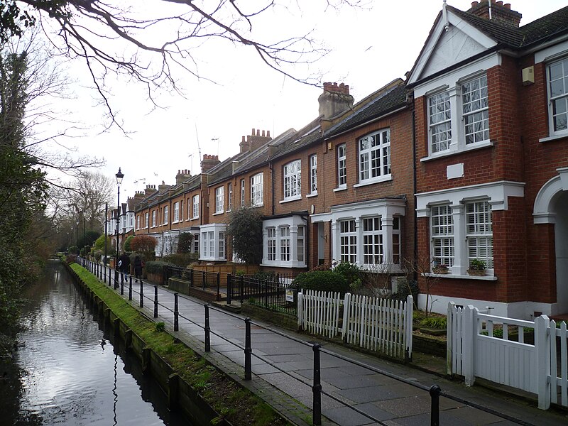 File:Houses overlooking the New River near Gentleman's Row, Enfield.jpg