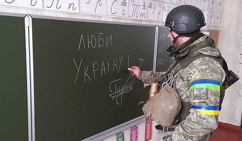 Ukrajinský pohraničník píše „Ja milujem Ukrajinu“ na školskú tabuľu počas rusko-ukrajinskej vojny
