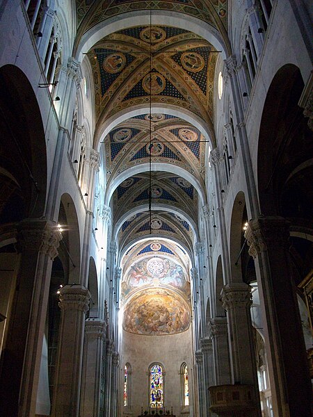 File:Interior de la catedral de Lucca.JPG