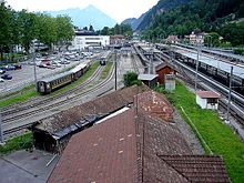 The station seen from the east. The BOB line curves in from the left, serving the leftmost platforms. The Brunig line arrives from the right and serves the central platforms. The Thunersee line arrives from the far end of the station, and serves the rightmost platforms. Interlaken Bahnhoff 02.jpg