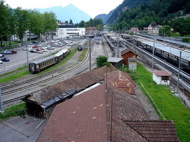 The station seen from the east. The BOB line curves in from the left, serving the leftmost platforms. The Brünig line arrives from the right and serve