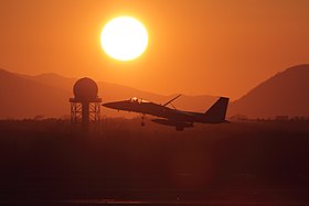 Un F-15J à l'atterrissage sur la base aérienne de Chitose, en 2010.