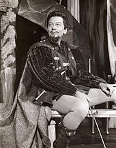 John Gielgud como Benedick en Mucho ruido y pocas nueces en 1959.