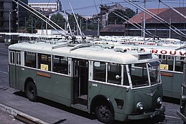 Photographie en couleurs d'un trolleybus vert et blanc