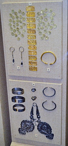 File:Jewellery 1 Volga Bulgaria GIM.jpg