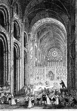 Vznešený interiér normanské katedrály je plný lidí, kteří s budovou zacházejí jako s tržištěm.