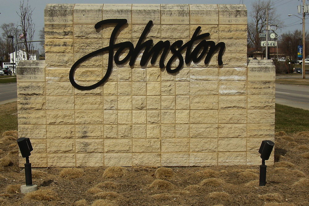 The population density of Johnston in Iowa is 363.98 people per square kilometer (942.61 / sq mi)