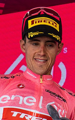 Juan Pedro López Italian ympäriajossa 2022, pukeutuneena vaaleanpunaiseen johtajan paitaan.
