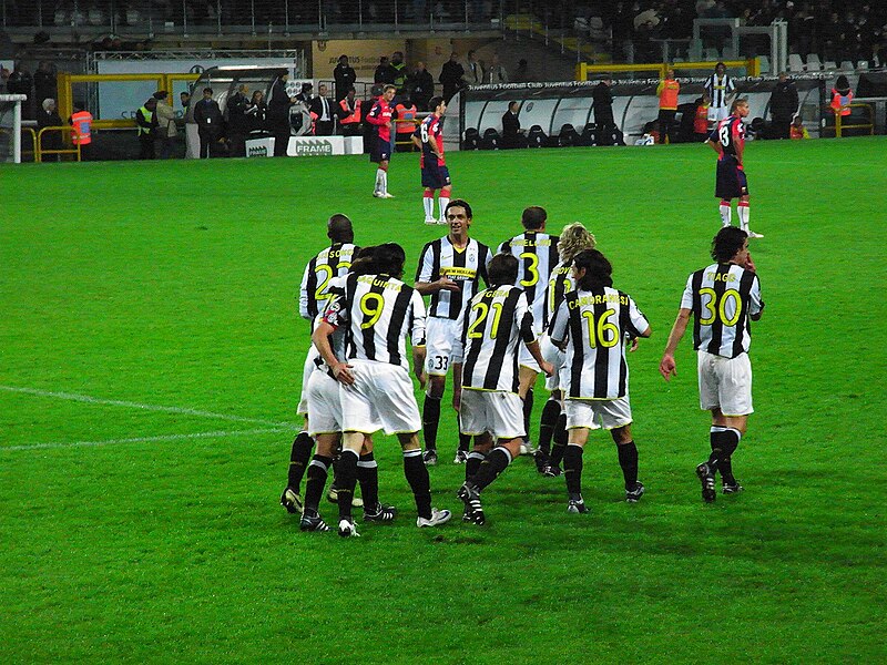 File:Juventus players celebrate.jpg