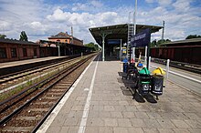 Der Bahnhof verfügt über einen Seitenbahnsteig (Hausbahnsteig direkt am Bahnhofsgebäude) und einen Mittelbahnsteig, an letzterem halten auch die Züge der Berliner S-Bahn.