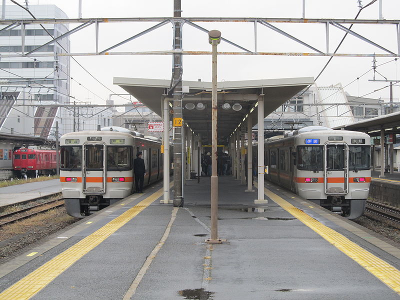 ファイル:Kariya Station-Platform 2.JPG