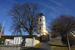 A Keresztelő Szt. János-plébániatemplom és a háborús emlékmű