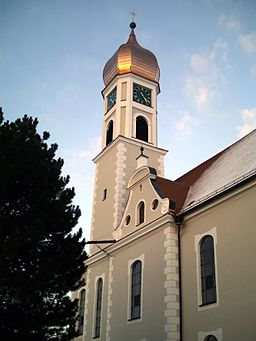 Röm.-kath. Pfarrkirche St. Martin in Tannheim (Württemberg), Kirchturm Frühbarock (erb. 1701), kurz nach der Erneuerung des Turms, Zwiebel frisch mit ...