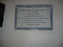 Plaque commémorative en marbre et en langue italienne.