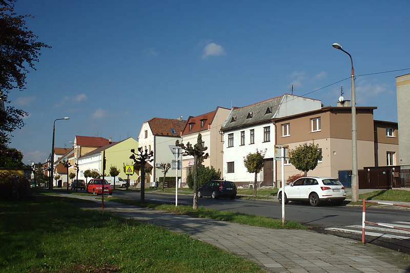 File:Kravaře, náměstí domy.jpg