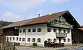 Kruggasse 4; Bauernhaus, Einfirsthof, zweigeschossiger Flachsatteldachbau mit Hochlaube und geschnitzter biedermeierlicher Tür, um Mitte 19. Jh. This is a picture of the Bavarian Baudenkmal (cultural heritage monument) with the ID D-1-87-132-5 (Wikidata)