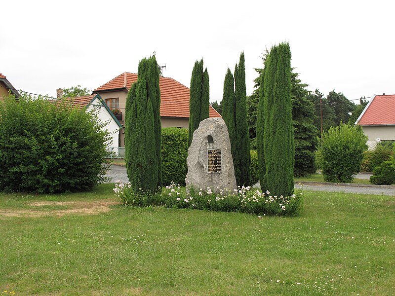 File:Krupá (okres Kolín), pomník padlým.JPG