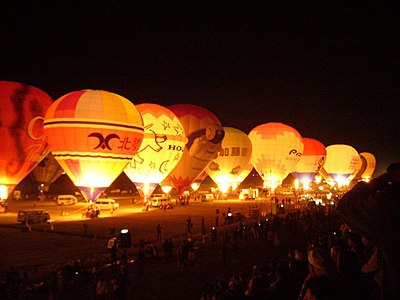 Pemandangan Festival Balon Internasional Saga yang dihelat tiap tahunnya di Prefektur Saga, Jepang. Foto ini diambil pada 5 November 2006