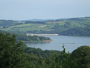 Le lac de Pannecière et son barrage hydroélectrique
