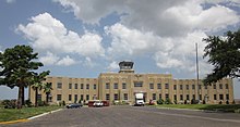 L'aéroport de Lakefront NOLA a restauré la façade.JPG