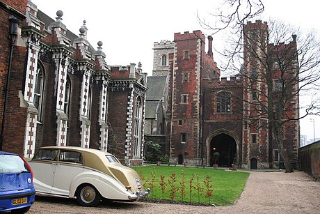 File:Lambeth Palace - geograph.org.uk - 343862.jpg