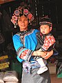 1 Femme en costume traditionnel