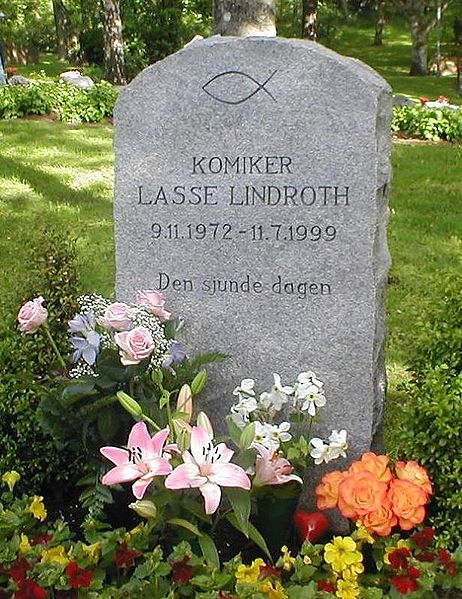 File:Lasse Lindroths grav i Varberg.jpeg