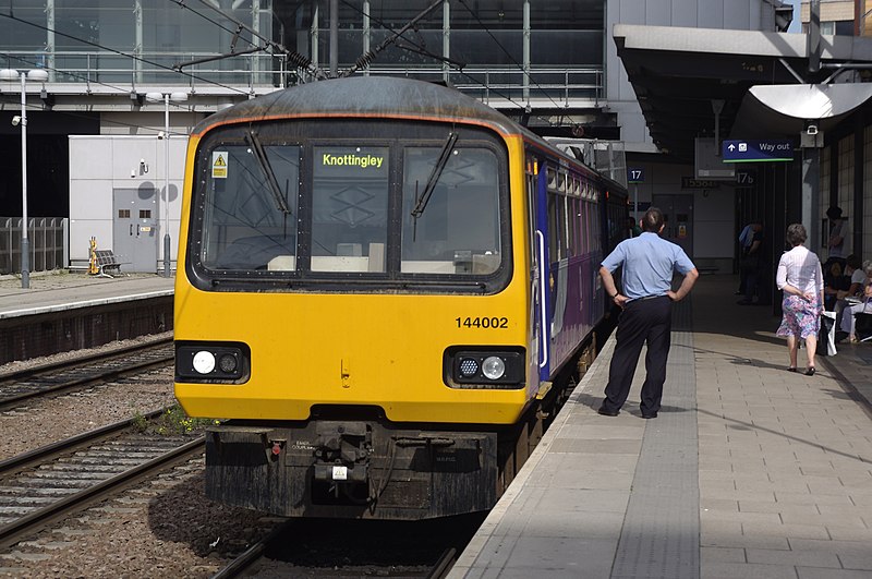 File:Leeds railway station MMB 13 144002.jpg